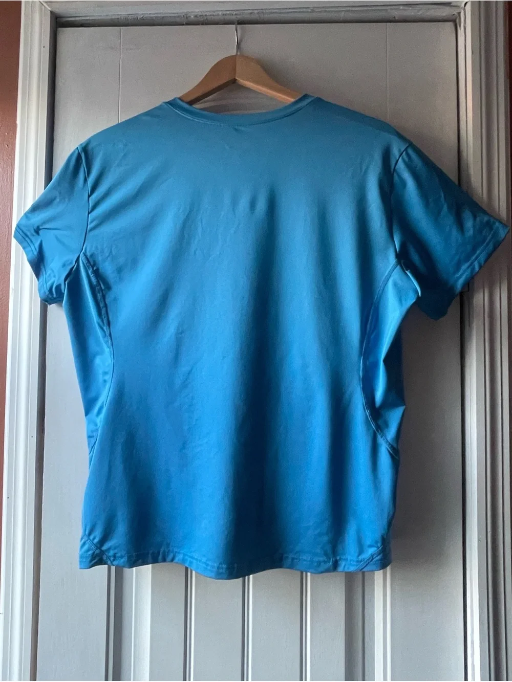Nike Women's V-Neck Shirt in Beautiful Turquoise size XL